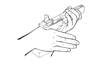 Position de la main sur la crosse : vue arrière